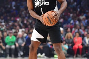 包含集结日克里夫兰骑士备战NBA季后赛，更衣室发声细节曝光，引发热议，控场能力受关注的词条