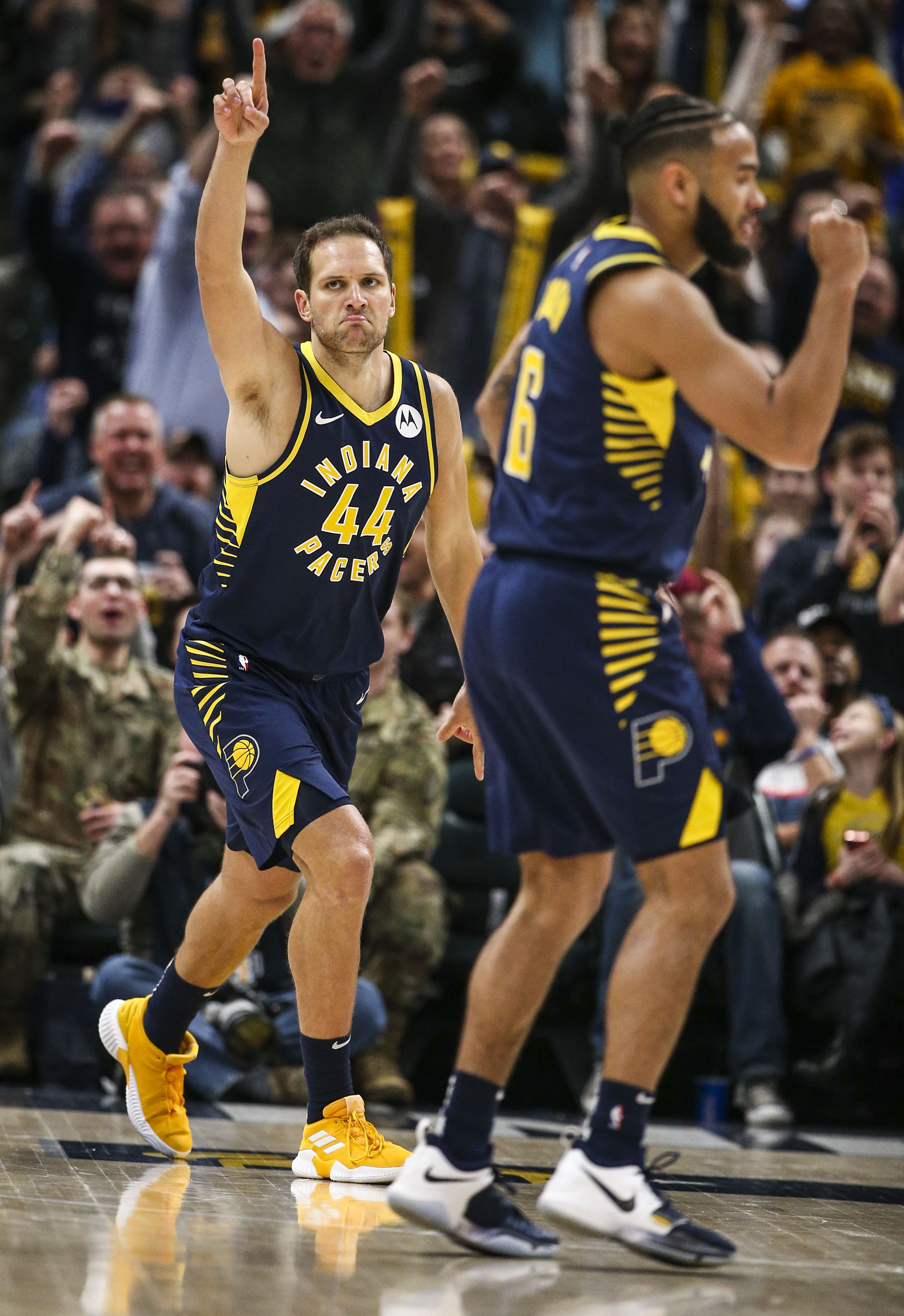 印第安纳步行者止住颓势备战NBA季后赛赛前托特纳姆调整名单以备CBA常规赛，孟菲斯灰熊今晨远射贴柱看傻球迷的简单介绍